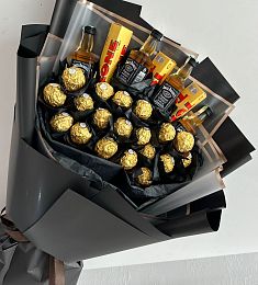 Мужской букет "Аполлон" с шоколадками и мини виски